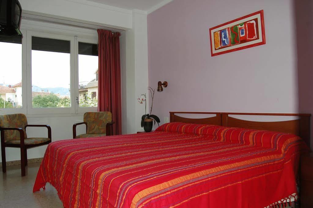 Hostal Torras Sant Hilari Sacalm Exterior photo